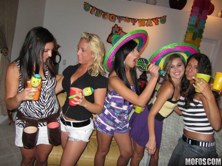 Игривые малышки - Ava Jay и Riley Reid сосут и участвуют в групповой жесткой оргии