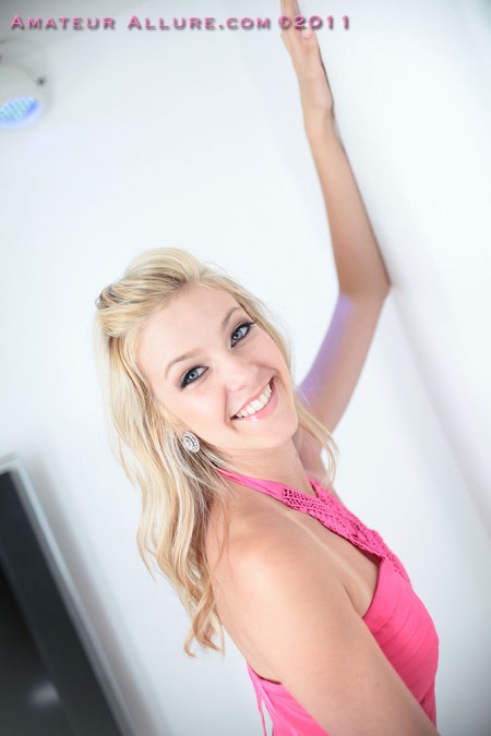 Негодная девочка-подросток Hilary Allure счастлива от свежей спермы на лице