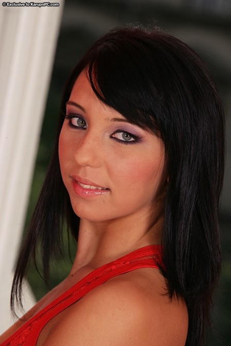 Очаровательная детка с бритой киской и в красном топе Chiara Ciss снимает черные трусики