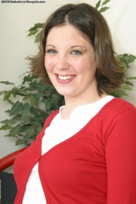 Alexis Jade раздвигает и ласкает пальчиками мясистую киску после того как обнажается на кровати