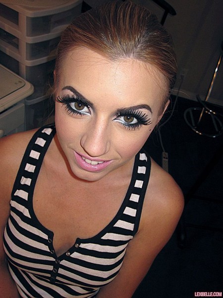 Закулисные фотографии, на которых плохая девочка Lexi Belle показывает свои прелести