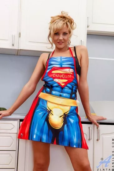 Блестящая блондинка в возрасте Zlata Anilos на кухне атаковала киску длинным вибратором