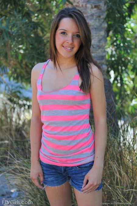 Jaslena Jade широко раздвигает ноги и засовывает красную игрушку в свою бритую киску