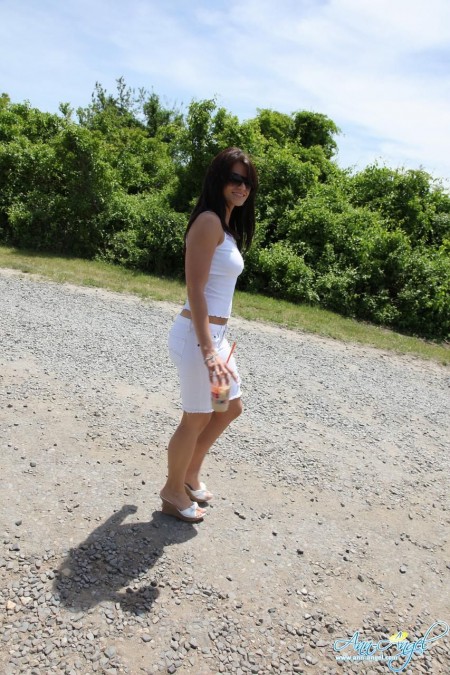 Сладкая брюнетка в белом - Ann Angel, позирует на берегу реки