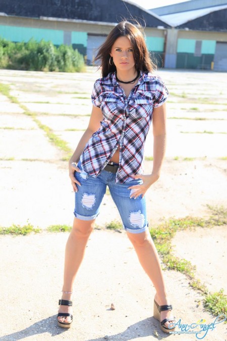 Нежная брюнетка Ann Angel позирует на природе