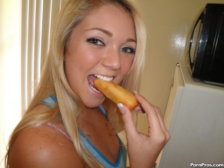 Юная блондинка Jessie Andrews с крохотными титьками и с гладкой киской оттрахана старым перцем