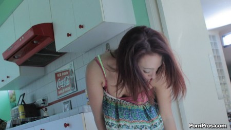 Брюнетка-подросток Khloe Kush дает трахнуть свою киску, не снимая юбку