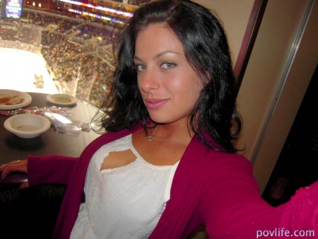 Черноволосая грудастая Angelica Raven снимает белье перед тем как поработать ртом