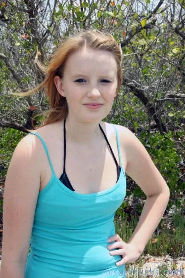 Ангельская девочка-подросток с крошечной грудью Katey Grind делает минет на пляже