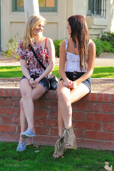 Брюнетка Cassy FTV дает милой блондинке трахнуть свою киску кулаком на кухне