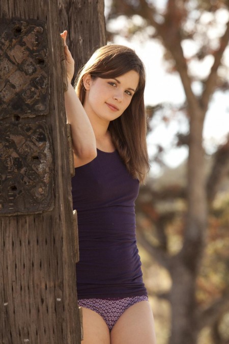 Волшебная темноволосая девочка Alex M предоставила голое тело для показа на открытом воздухе