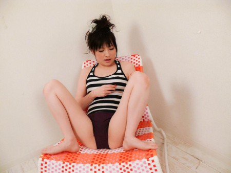 Азиаточка Rika Sonohara ласкает себя и дает парню ублажить себя игрушками