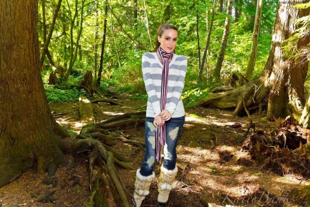 Грудастая брюнетка секс-бомба Katie Banks устроила страстное уличное веселье показав эротическое чудо