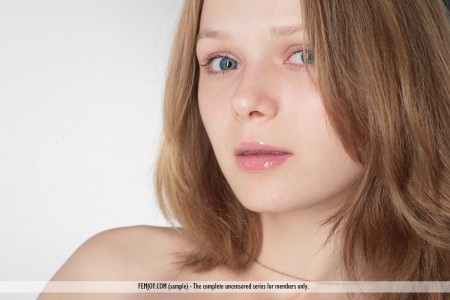 Голубоглазая молоденькая сладкая блондинка Mia C раздевается и показывает во всей красе свое прекрасное голое тело