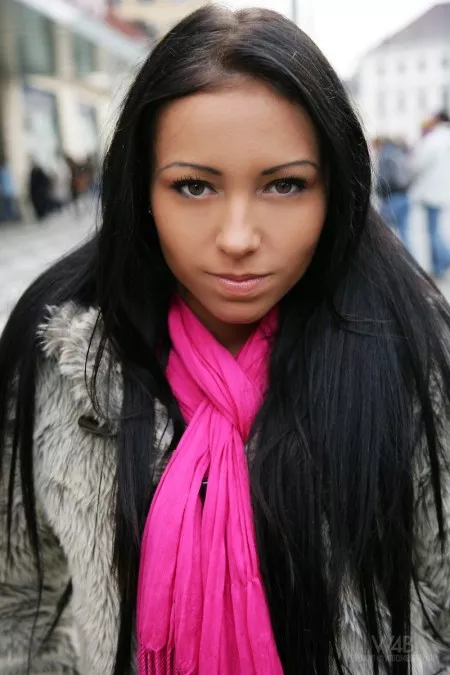 Было холодно,но молоденькая модель  Bailey Ryder все равно решила показать вам свое тело