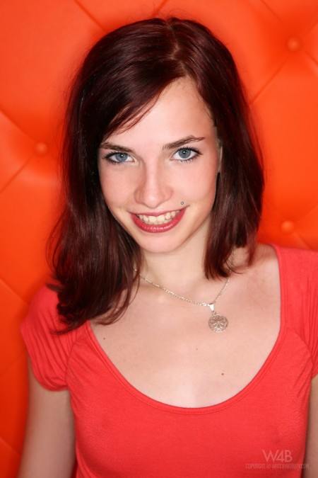 Улыбки и медленное раздевание... Вот что любит Leila Smith делать больше всего!