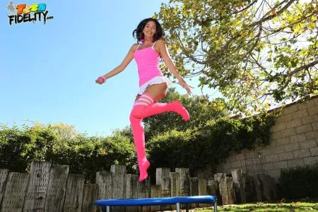 Naomi West - ошеломительная малышка, которая любит сосать члены в солнечный день