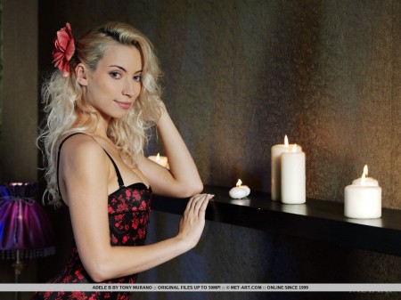 Соблазнительная блондинка Adele B снимает трусики и демонстрирует знойную киску