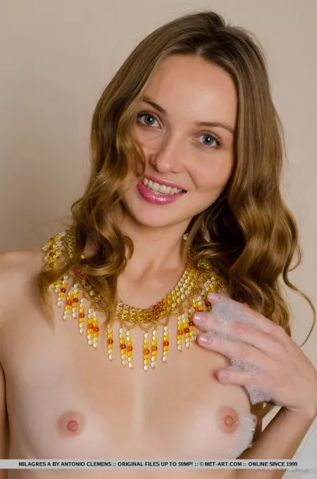 Обнаженная красотка Paulina R пытается прикрыться пеной