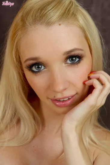 Красивая блондинка Miriama Kunkelova снимает шорты и трусики и играет с киской