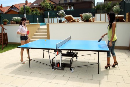 Красивая, молодая Megan Cox с выбритой киской позволяет свое подружке трахать себя страпоном