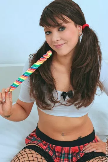 Развратная малышка Natalia Forrest позирует в чулках и сосет длинный леденец