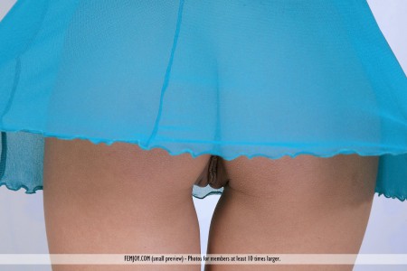 Пикантная и гибкая малышка - Lina G, снимает свое синее платье и показывает розовенькую бритую киску