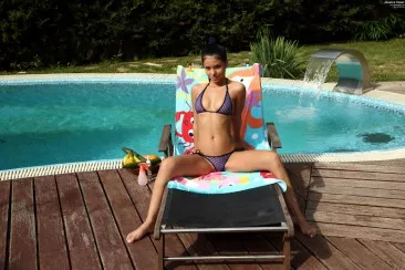 Сладкая брюнетка Jessyka Swan расслабляется возле бассейна, мастурбирует и трахается с бананом