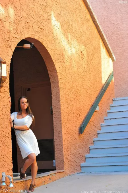 Элегантная брюнетка Rahyndee James снимает белое платье и показывает свою молодую киску