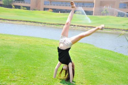 Trinity Rae проводит похотливый день в парке, возвращается домой, чтобы потрахать себя игрушками