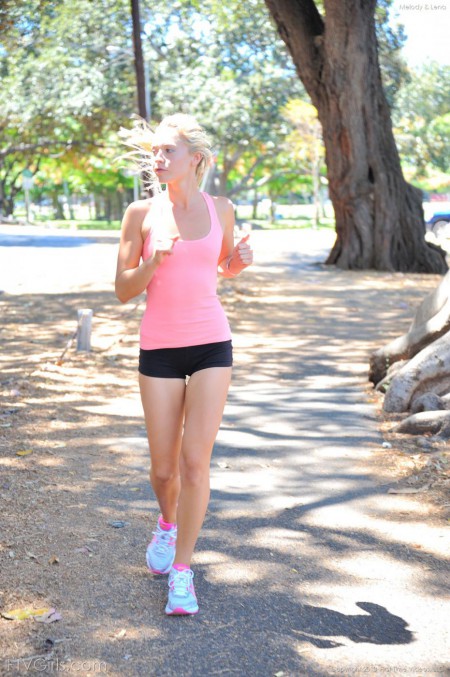 Возбуждающая эротическая фотосессия на природе от нахальных деток Lena Nicole и Melody Jordan, показывающих голую грудь