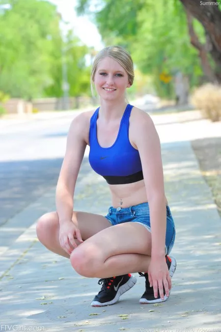 Summer FTV занималась спортом в парке, а потом решила раздеться