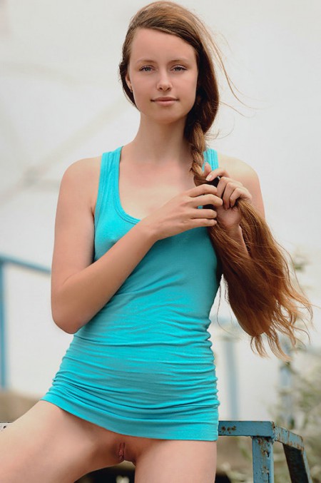 Милая брюнетка-подросток Milana K поднимает платье и дает посмотреть на молодую киску