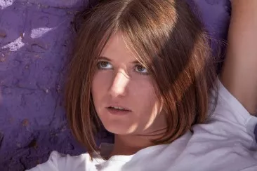 Очаровательная девочка-подросток Talinka A делает минет своему мужику и трахается с ним