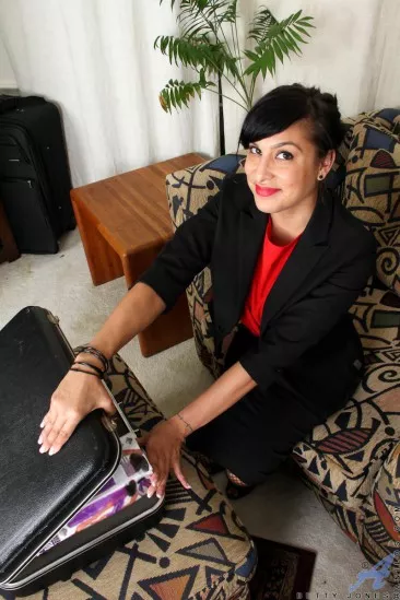 Негодная брюнетка Lucy Dutch снимает чулки-сеточки и трахает свою волосатую киску дилдо