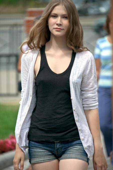 Роскошная блондинка с длинными волосами Kessie A не против показать свою аппетитную, гладкую киску