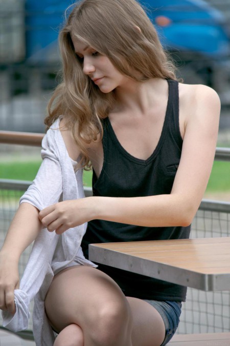 Блондинка с маленькой грудью Kessie A раздевается и показывает свою фантастическую бритую киску