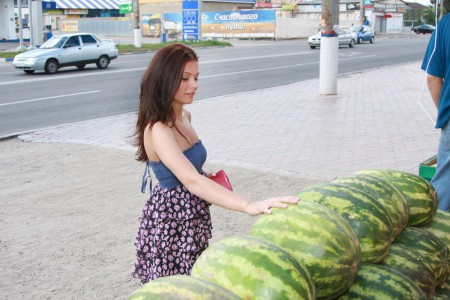 Суперсексуальная темноволосая цыпочка Liza J очень волнующе позирует обнаженной на свежем воздухе