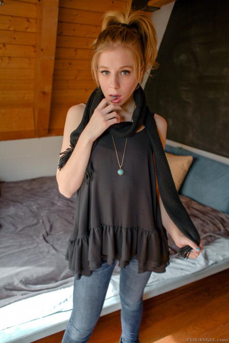 Красотка блондинка Chastity Lynn играет трусиками и показывает горячее очко