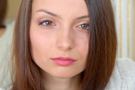 Сногсшибательная брюнетка с завораживающими глазами Alana A показывает сладкую дырочку