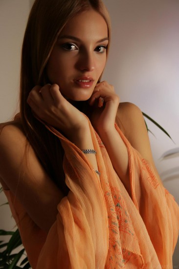 Аппетитная блондинка Kira W в экстазе, показывая каждый сантиметр своего чудесного тела