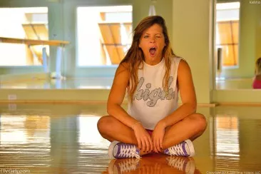 Грудастая милашка-латина Keisha Grey хочет показать нам как она занимается спортом обнаженной