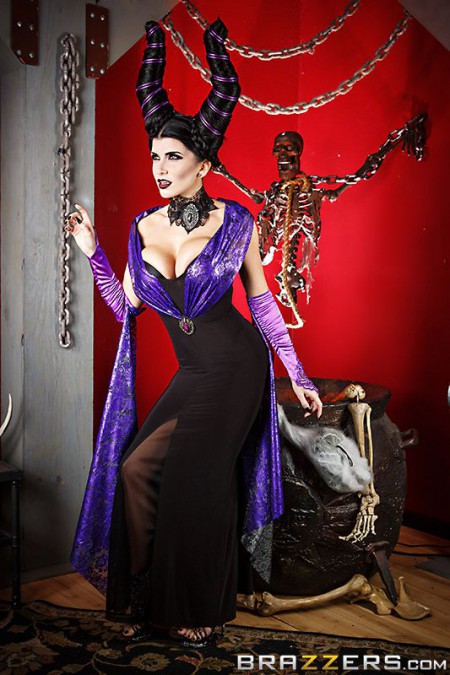 Телки с большими сиськами в костюмах Romi Rain и Violet Monroe развлекаются со стоячим членом