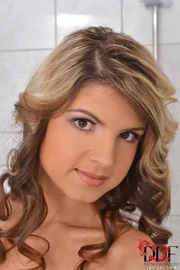 Подтянутая блондинка Gina Gerson скачет на своем дилдо в ванной