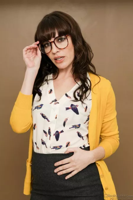 Зрелая Dana DeArmond показывает сиськи и киску, оставаясь в тонких чулочках