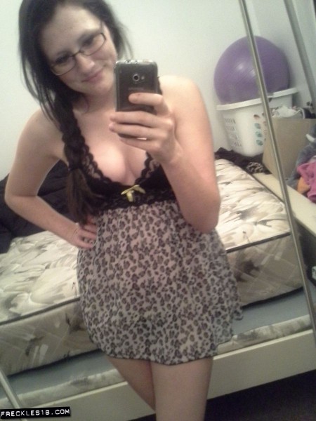 Извращенная брюнетка Freckles и ее селфи