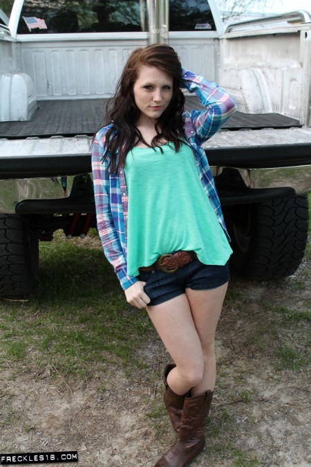 Шлюхастая деревенская детка Freckles хочет показать нам свое голое тело на природе