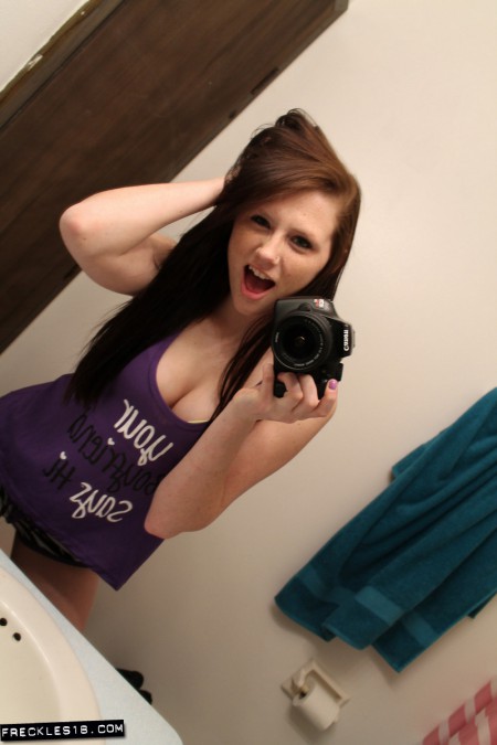 Распутная брюнетка Freckles раздевается перед зеркалом и делает развратные снимки