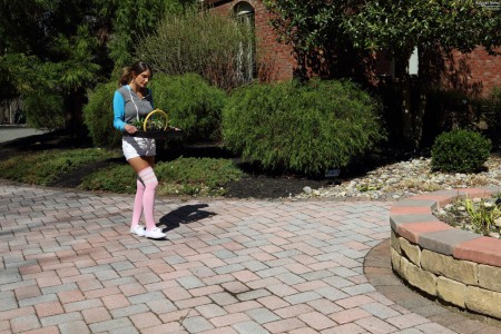 Извращенка August Ames устраивает золотой дождь
