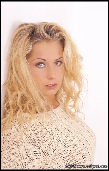 Напуганная блондинка в черном белье и чулках Angelina blonde позирует и трахает свою попку игрушкой